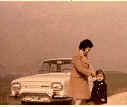 La hermana y la madre de Leonidas con el R10 blanco en 1973